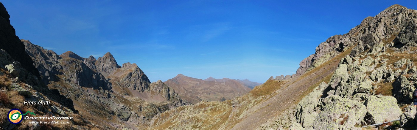 27 Dalla Bocca di Trona (2224 m) la Valle di Trona col suo svettante Pizzo (2510 m) a sx e Cima di Val Pianella (2349 m) a dx.jpg